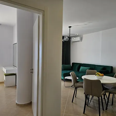 Apartment In Saranda With Sea Views شقة