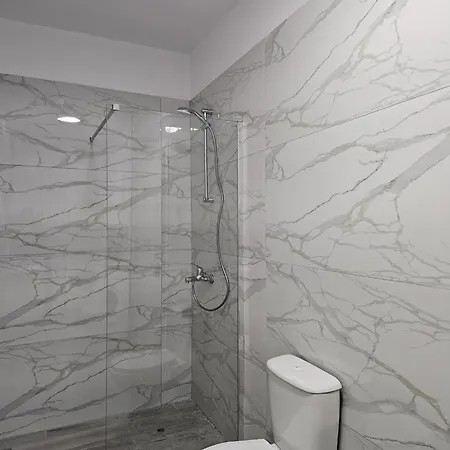 Apartment In Saranda With Sea Views شقة *