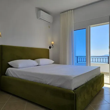 Apartment In Saranda With Sea Views شقة *